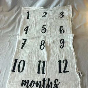 Kate and Milo - cotton swaddle blanket with "Watch  me grow" design